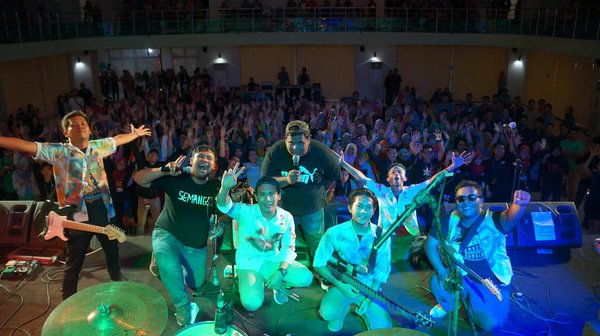 Pensil Alis, orkes dangdut dengan lagu parodi pengocok perut, top!