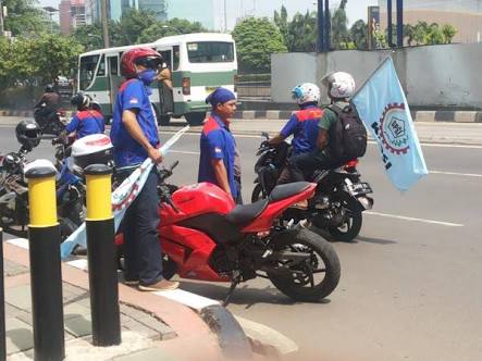 Netizen ke buruh: Pantesan gajinya kurang, tunggangannya begitu...