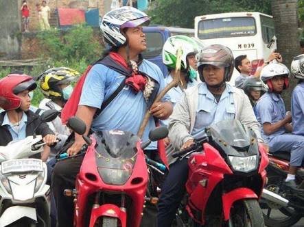 Netizen ke buruh: Pantesan gajinya kurang, tunggangannya begitu...