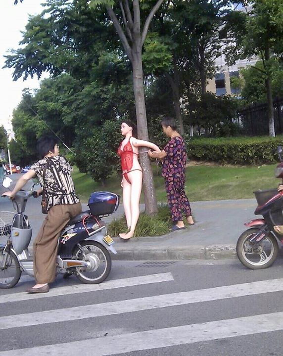 Protes pemotor suka ngebut, nenek ini pajang boneka seks di tepi jalan Protes pemotor suka ngebut, nenek ini pajang boneka seks di tepi jalan