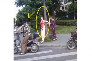 Protes pemotor suka ngebut, nenek ini pajang boneka seks di tepi jalan