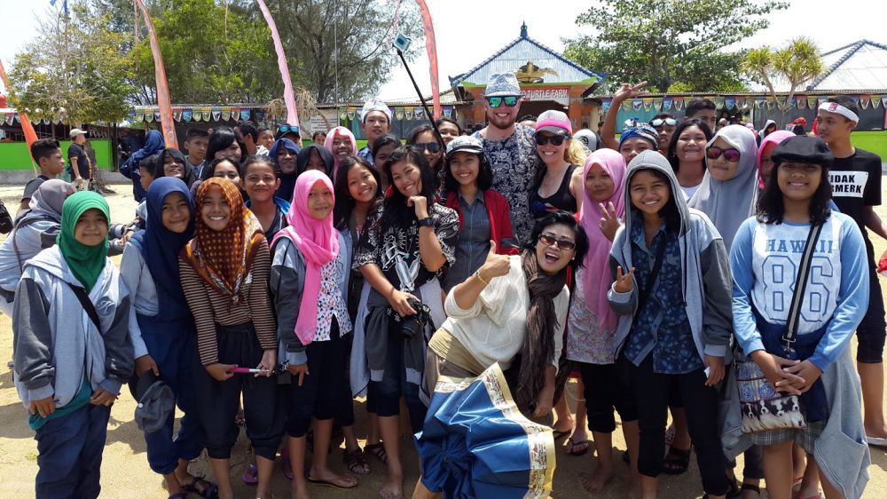 Kami menemukan identitas siswa yang dicari bule ini di Bali