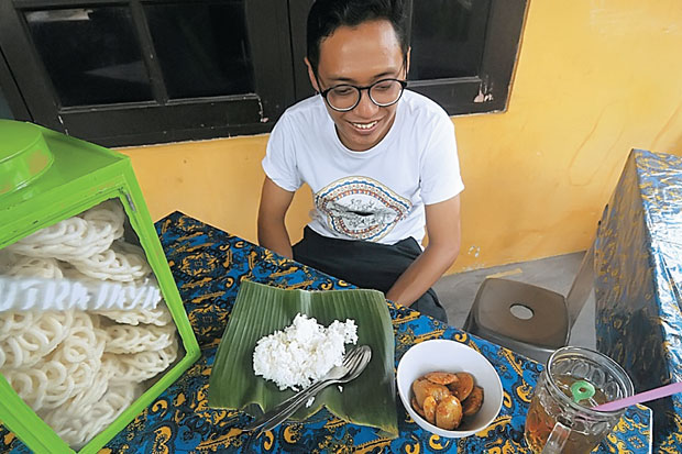 Menu di warung ini serba jengkol, tapi nggak bikin bau! Mau coba?