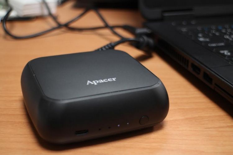 Tak hanya smartphone, power bank Apacer bisa mengisi daya laptop