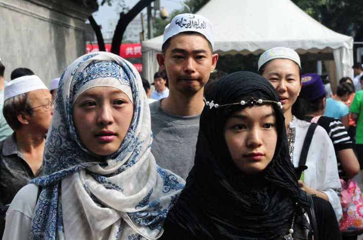 Cantiknya wanita muslim China saat beribadah