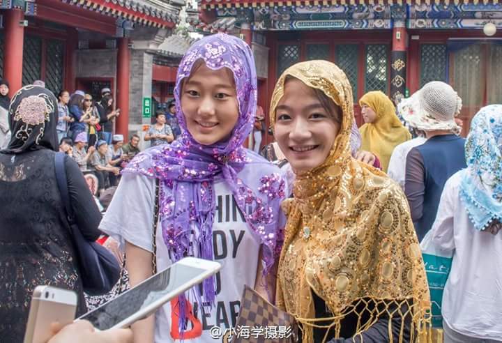 Cantiknya wanita muslim China saat beribadah