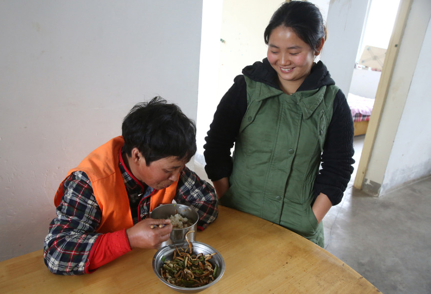 Wanita bertangan satu ini rangkap 3 pekerjaan demi hidupi dua putrinya