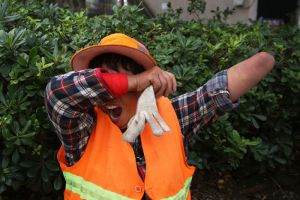 Wanita bertangan satu ini rangkap 3 pekerjaan demi hidupi dua putrinya