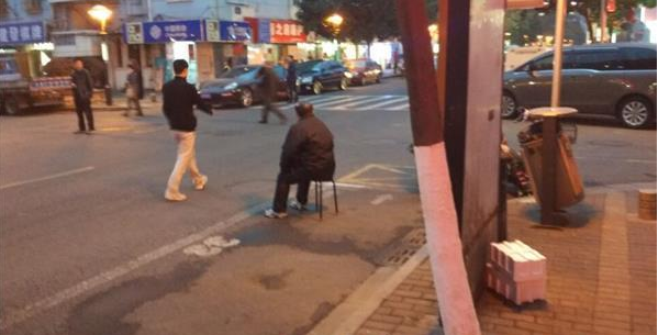 Kedua orangtua ini rela menjaga area parkir mobil anaknya, duh! Kedua orangtua ini rela menjaga area parkir mobil anaknya, duh!