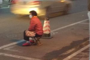 Kedua orangtua ini rela menjaga area parkir mobil anaknya, duh!