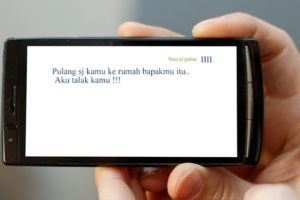 Sungguh tragis nasib wanita ini, diceraikan suami hanya lewat sms