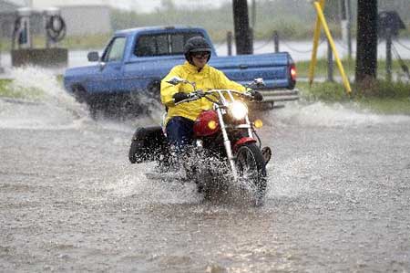 13 Derita ini cuma dialami pemotor di musim hujan, kamu pernah?