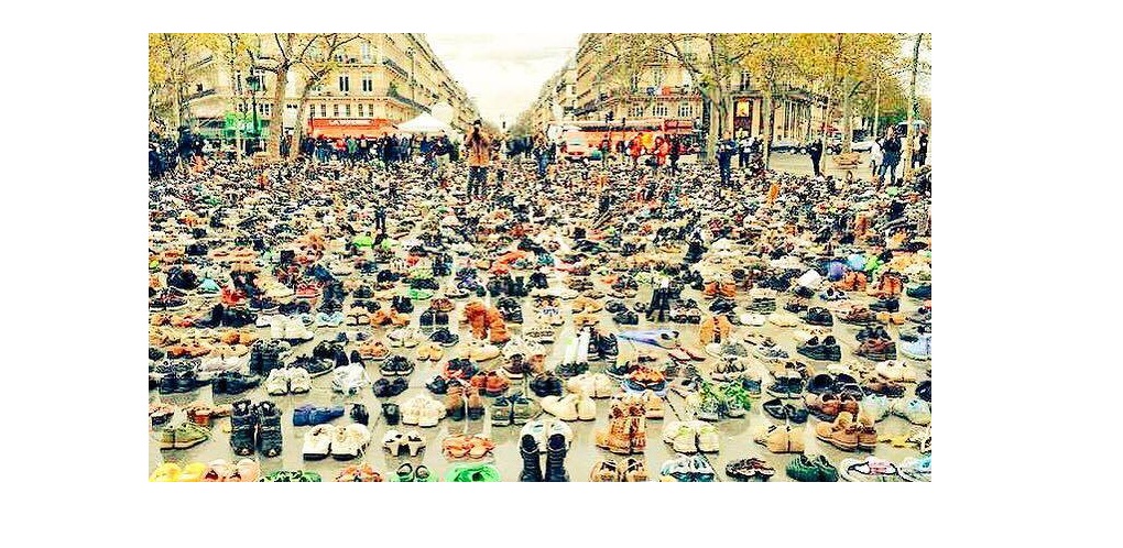 20 Ribu pasang sepatu berserakan di jalanan Paris, ada apa ya?