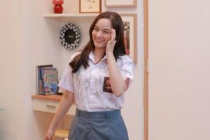 13 Artis usia 20 tahunan ini masih saja imut pakai seragam sekolah