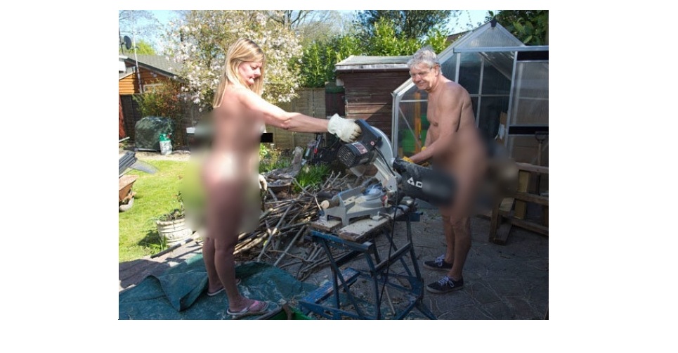 Tak disangka, desa ini mewajibkan penduduk pria dan wanita telanjang