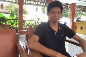 Menulis sambil jaga toko, karya tukang kaca ini juara lomba nasional