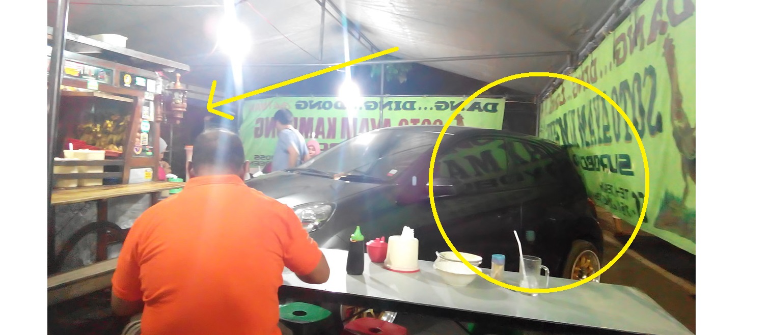 Mobil ini diparkir di dalam warung soto, aneh tapi nyata! 