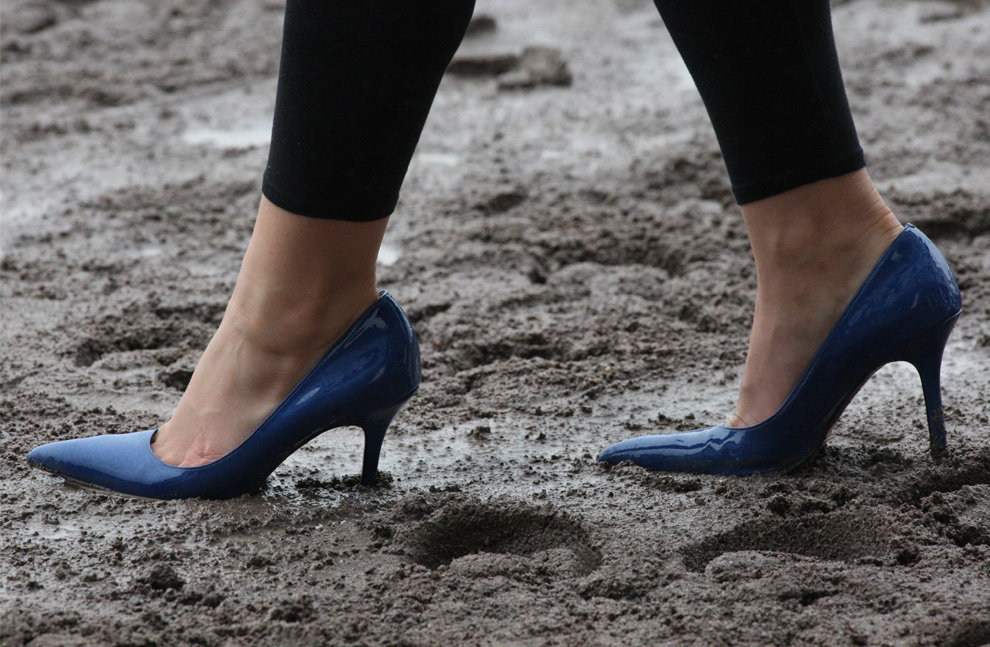 15 alasan mengapa  flat shoes lebih  baik dari high heels 
