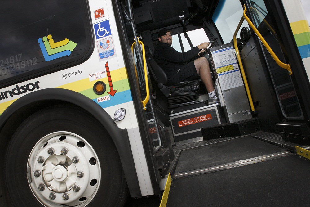 13 Cara ini bisa bikin kamu tetap nyaman tidur di bus ketika traveling