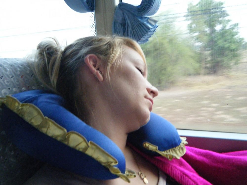 13 Cara ini bisa bikin kamu tetap nyaman tidur di bus ketika traveling