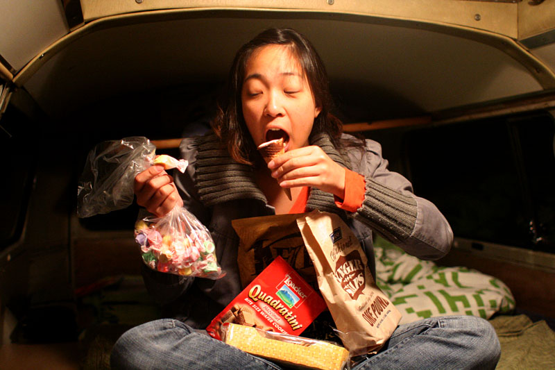 13 Cara ini bisa bikin kamu tetap nyaman tidur di bus ketika traveling