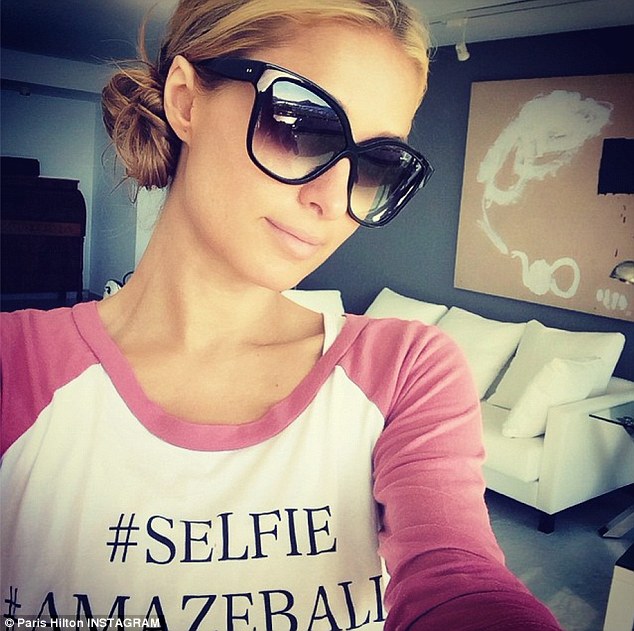 Paris Hilton bikin alat khusus buat selfie, sekeren apa ya hasilnya?