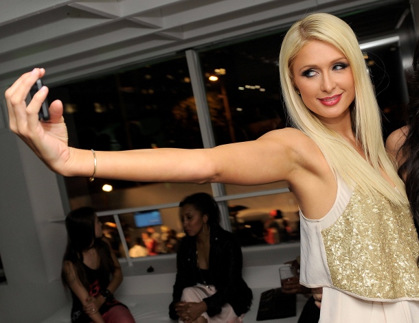 Paris Hilton bikin alat khusus buat selfie, sekeren apa ya hasilnya?