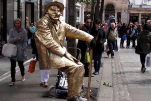 Trik menakjubkan di balik pertunjukan duduk melayang, nggak nyangka!