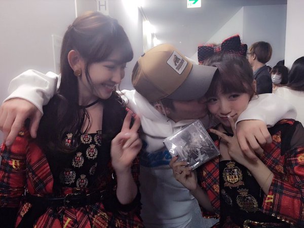 Pipi dua member AKB48 dicium Justin Bieber, fans patah hati & marah!