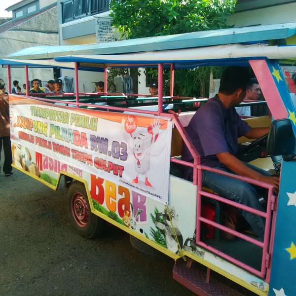 Di Depok pemilih melewati karpet merah ala-ala tamu penting, kreatif!