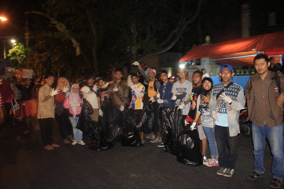 Sekumpulan pemuda ini rela punguti sampah di Sekaten 2015, salut!