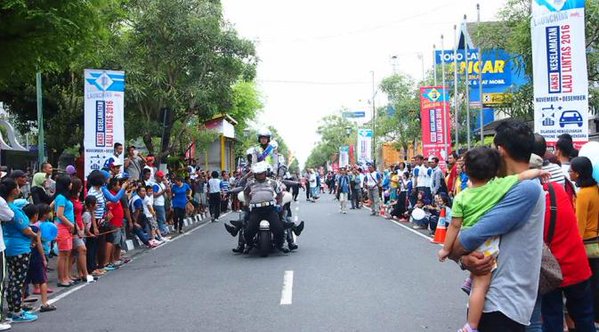 Acara keselamatan lalu lintas, polisi malah atraksi berbahaya, duh