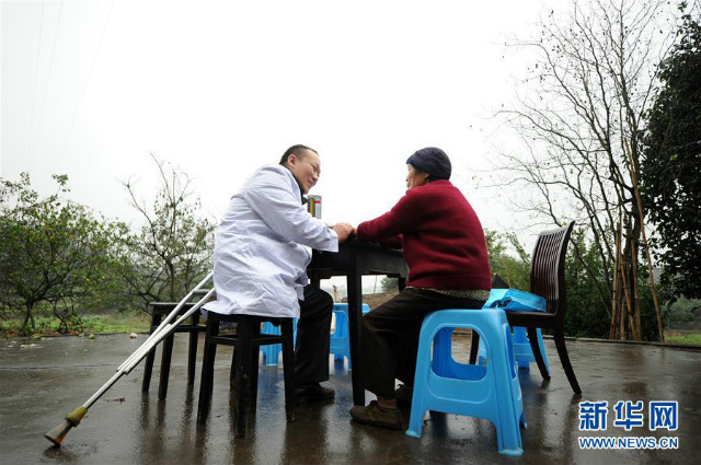Dokter berkaki satu ini pahlawan bagi yang sakit dan kaum papa, salut!