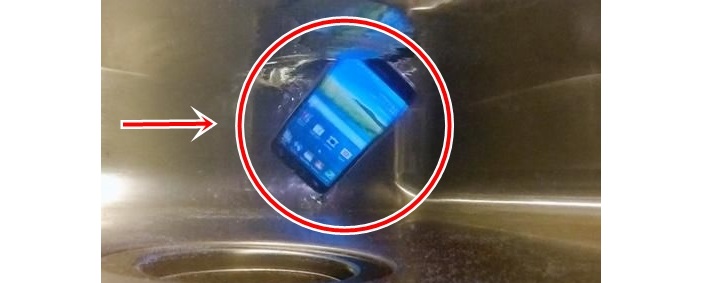 Jangan dinyalakan! Ini yang perlu dilakukan saat HP-mu jatuh ke air