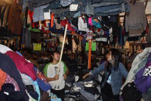  Dalam semalam omzet pedagang baju bekas di Sekaten bisa Rp 10 juta