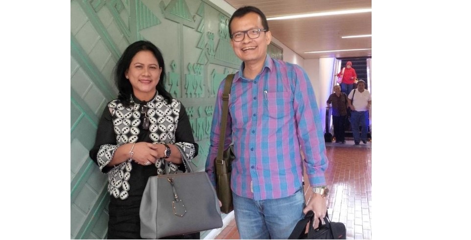 Kesederhanaan Ibu Negara memilih naik pesawat ini bikin kagum