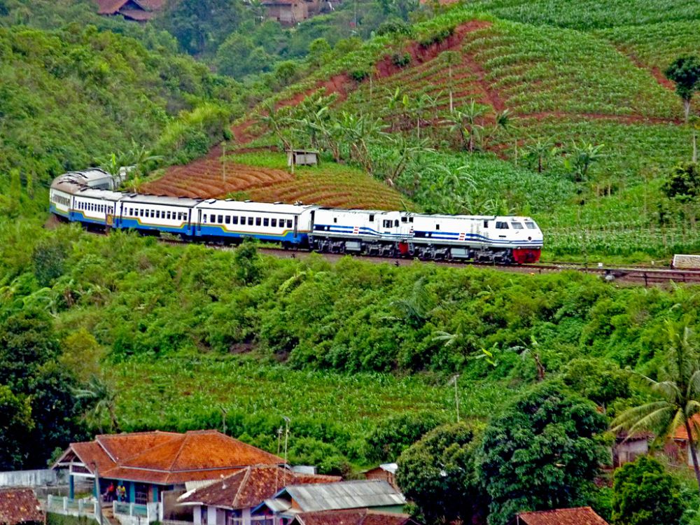 Tak disangka, naik 10 kereta ini disuguhi panorama alam terindah