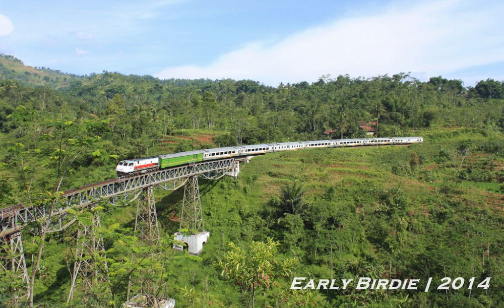 Tak disangka, naik 10 kereta ini disuguhi panorama alam terindah