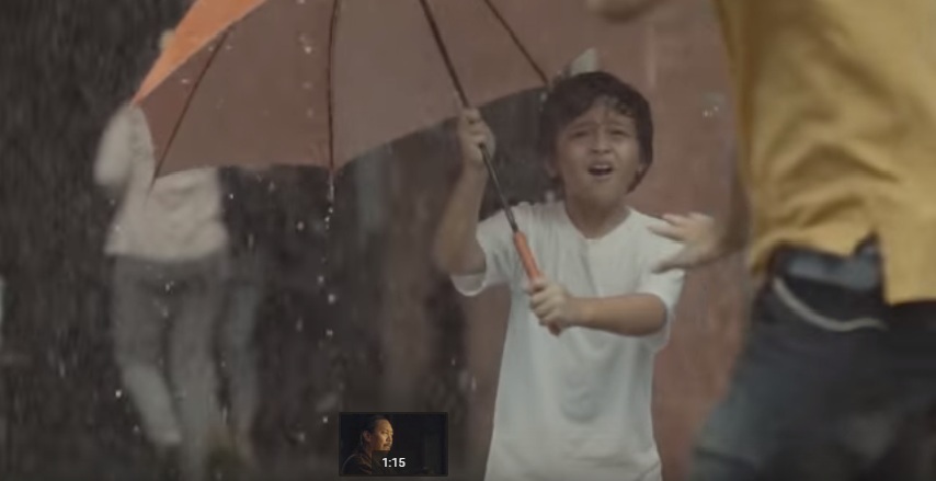 Mengharukan, anak ini berjuang dalam derasnya hujan demi kado buat ibu