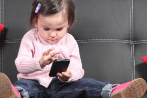 Ini bahaya penggunaan gadget & internet bagi pertumbuhan anak