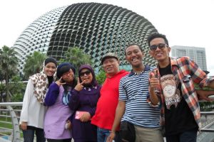 Gara-gara tersesat, rombongan ini gagal pose kece di Marina Bay