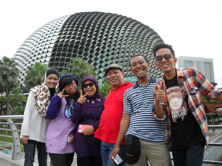 Gara-gara tersesat, rombongan ini gagal pose kece di Marina Bay