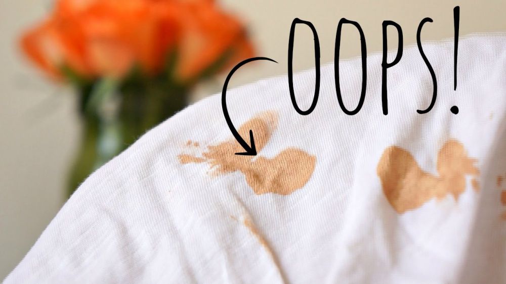 Cara lenyapkan noda makeup di baju, coba deh!