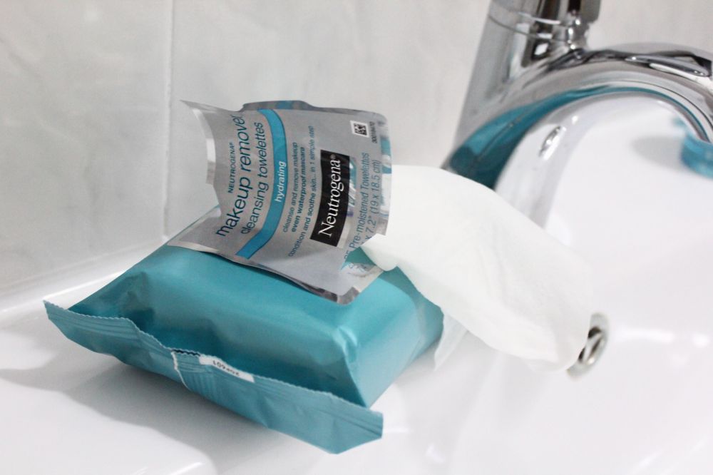 Cara lenyapkan noda makeup di baju, coba deh!