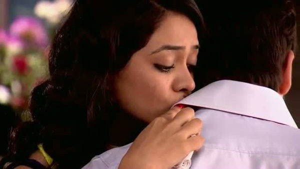 Cara lenyapkan noda makeup di baju, coba deh!