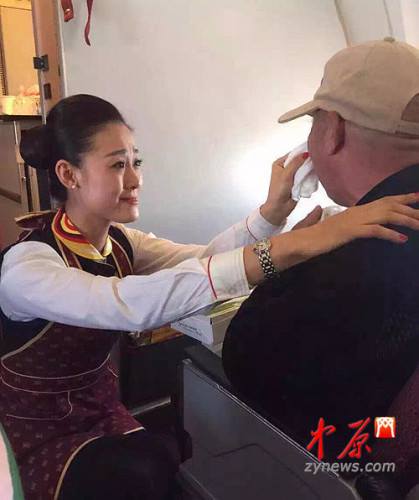 Foto pramugari yang berlutut di depan kakek lumpuh ini bikin mewek