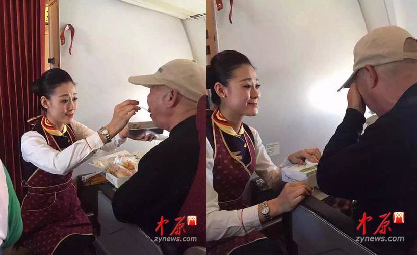 Foto pramugari yang berlutut di depan kakek lumpuh ini bikin mewek