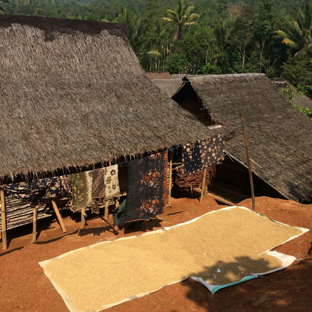 Di desa ini kamu bisa mandi telanjang di sungai tak usah takut diintip