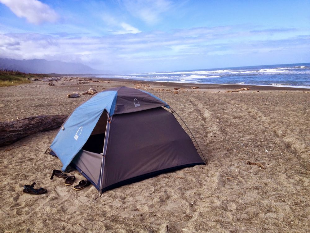 10 Kegiatan simpel ini bikin liburan di pantai tambah asyik, sumpah!