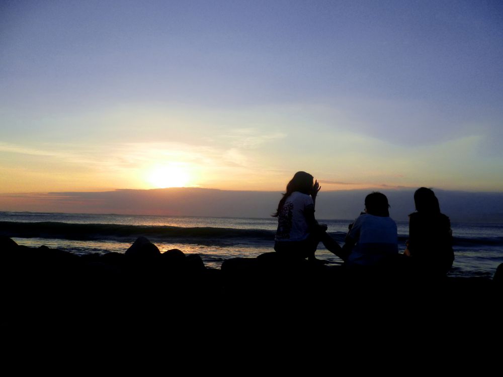 10 Kegiatan simpel ini bikin liburan di pantai tambah asyik, sumpah!